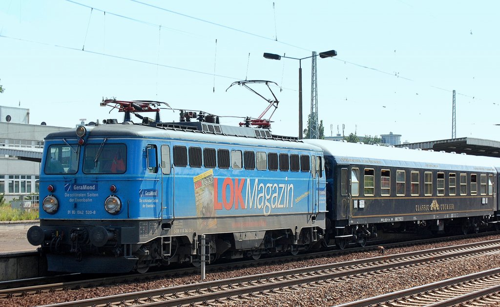 Die D-CBB 91 80 1042 520-8 der Centralbahn AG mit dem Sonderzug der DNV-Touristik GmbH nach Masuren, K�nigsberg und Danzig mit der CLASSIC-COURIER Wagengarnitur am 04.07.12 Bhf. Flughafen Berlin-Sch�nefeld. 