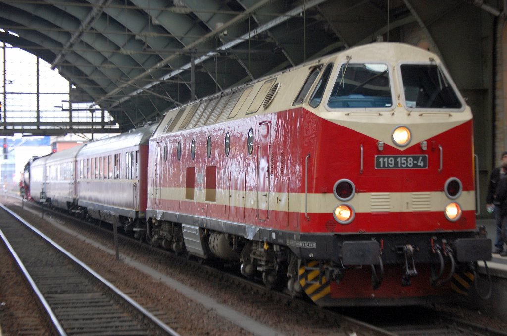 Die Damplokfreund Berlin e.V. / Traditionszug Berlin e.V. sind am 28.03.09 mit ihren beiden fahrf�higen Loks und einigen historischen Wagen im Berliner Ostbhf. zu besichtigen (Werbung f�r Th�ringen und die Rennsteigbahn), im Bild ex DR 119 158-4 (Fauer, Bj.1983) ein Leihgabe des DB Museums an die Dampflokfreunde Berlin e.V., 28.03.09 