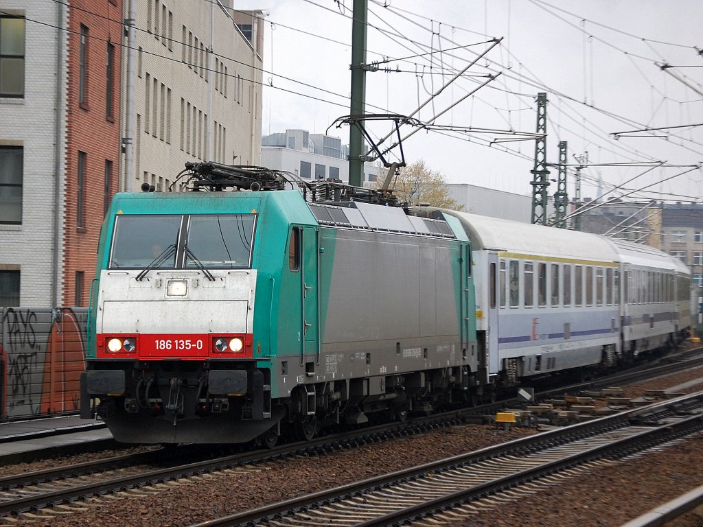 Die DB Alpha Trains Lok 186 135-0 (91 80 6186 135-0 D-DB, Bj.2007) mit dem Berlin-Warschau Express Richtung Berlin-Gesundbrunnen, 02.11.09 Berlin-Wedding. 