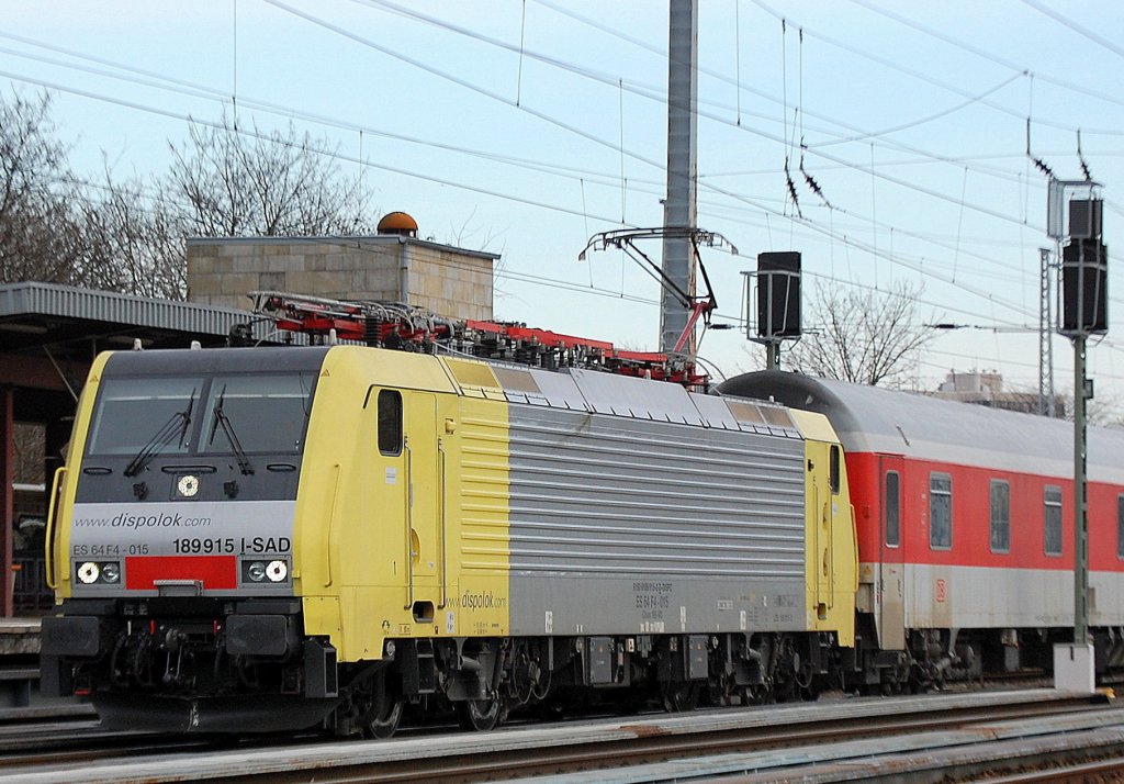 Die von DB Autozug angemietete MRCE-Dispolok ES 64 F4-015 (91 80 6189 915-2-D-DISPO/I-SAD) f�hrt mit der DB Autozug Wagengarnitur zum Abstellpunkt Berlin-Grunewald, 09.03.12 Berlin Greifswalder Str. 