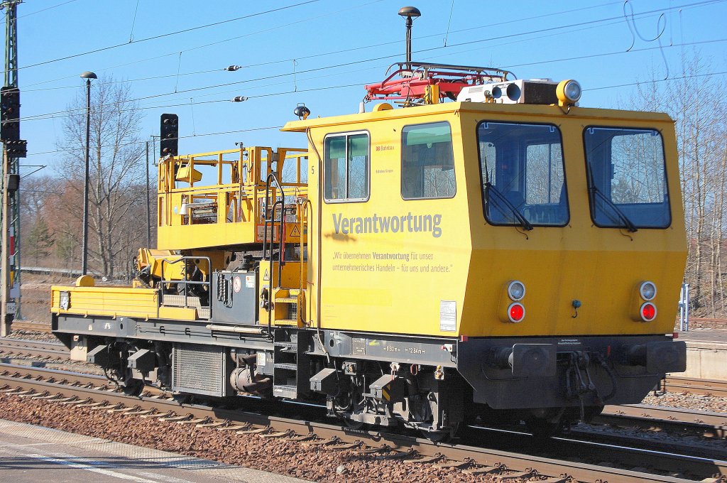 Die DB Bahnbau GmbH mit einem Motorturmwagen MTW 100 (97 99 06 005 17 - 3) am 07.03.11 in Bhf. Flughafen Berlin-Sch�nefeld.