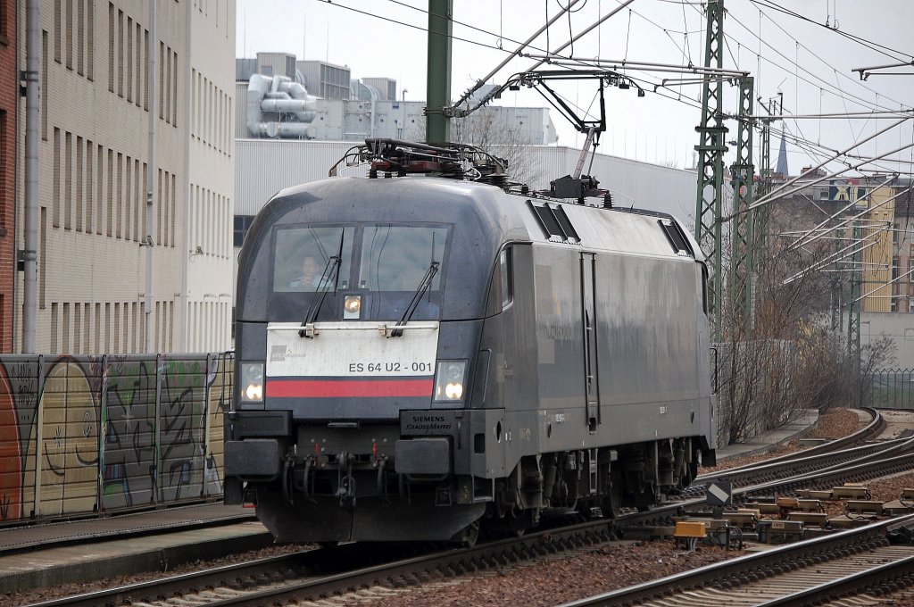 Die in DB Diensten befindliche MRCE Dispolok ES 64 U2-001 (91 80 6182 501-7 D-DISPO) Richtung Berlin Gesundbrunnen, 25.03.11 Berlin-Wedding.
