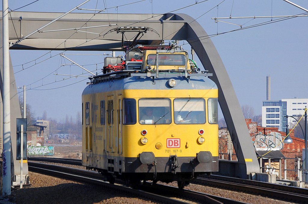 Die DB Netz Instandhaltung mit einem zweiachsigen Turmtriebwagen, 701 167-9 als Oberleitungsmesswagen (Diagnose VT) Richtung Bornholmer Str. am 22.02.11 Berlin-Pankow. 