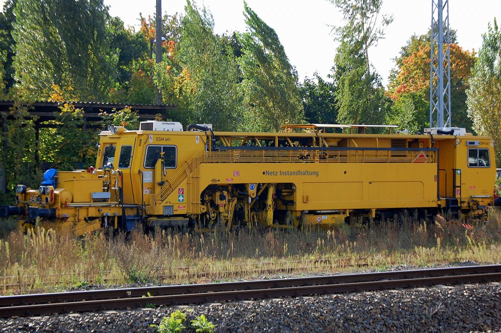Die DB Netz Instandhaltung mit einem ESM 661 abgestellt in Berlin-Blankenburg, 28.09.12