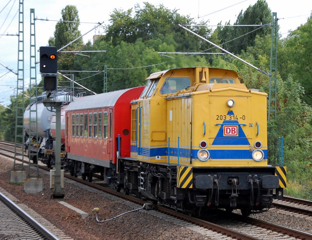 Die DB Netz Instandsetzung mit 203 314-0 (92 80 1203 314-0 D-DB, Bj.1974) mit der Schulungsgarnitur f�r Gefahrguttransporte, 19.09.08 Berlin-Jungfernheide. 