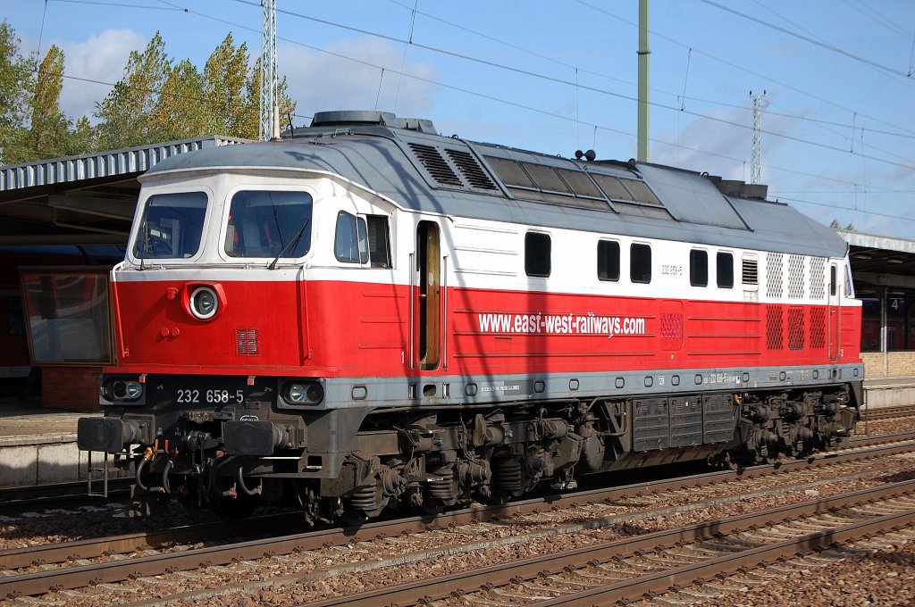 Die DB SCHENKER RAIL POLSKA S.A. ZABRZE Lok east-west-railways 232 658-5 (9280 1 232 658-5-D-DB SRP) wartet auf Abholung, 08.10.12 Bahnhof Flughafen Berlin-Sch�nefeld.