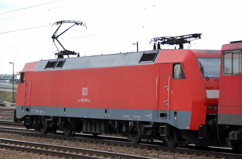 Die defekkte 155 207-4 wurde samt Kesselwagenzug nach kurzer Wartezeit von 152 145-9 im Bhf. Flughafen Berlin-Sch�nefeld abgeholt, 11.04.12