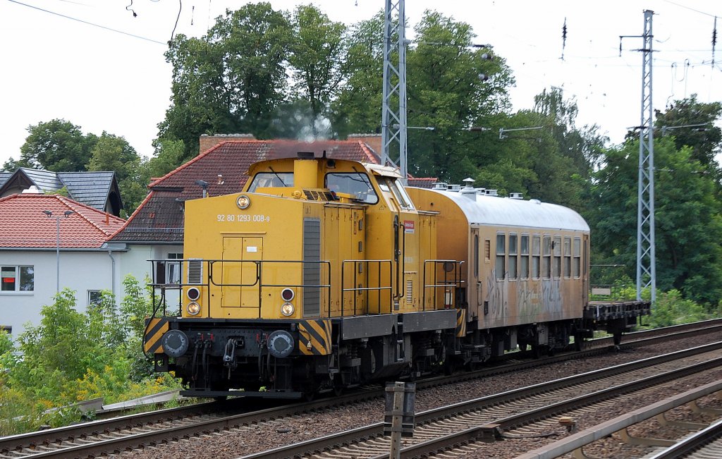 Die DGT/DB Bahnbaugruppe Lok 3/ 92 80 1293 008-9 D-DGT (Spenderlok unbekannt) mit Bahnbau-Aufenthaltswagen und Flachwagen Richtung Bernau, 08.08.12 Berlin-Karow.