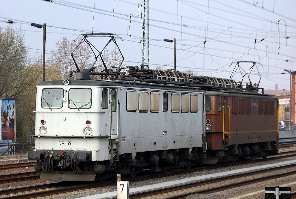 Die DP 57 (91 80 6142 126-2 D-EGP, LEW Bj.1967) + DP 62 (91 80 6142 042-1 D-EGP) am 28.03.12 Berlin Greifswalder Str. 