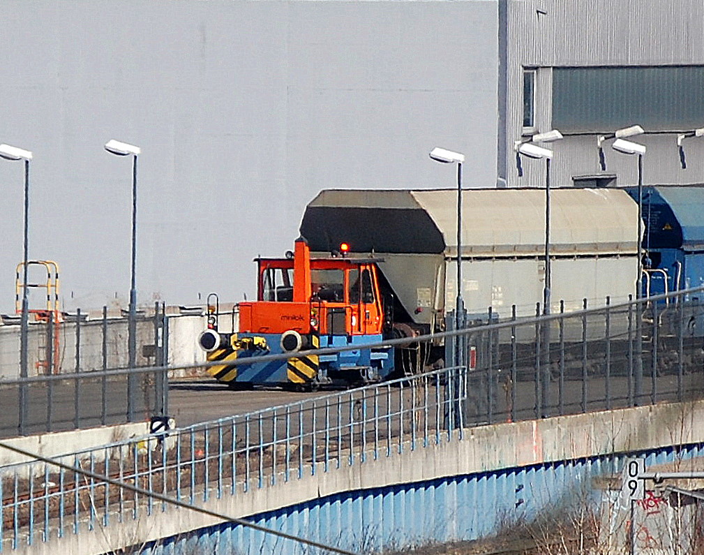 Die ehemalige Fa. Allrad-Rangiertechnik GmbH Heiligenhaus, jetzt mit der Firmierung Translok GmbH in Geldern t�tig hat eine ganz besondere Art von Schienenfahrzeugen hergestellt, sogenannte Zweiwegediensttraktoren verschiedener Typen, im Kohleheizkraftwerk am Berliner Westhafen hat Vattenfall ein derartiges Fahrzeug in Betrieb.
Es ist eine Minilok vom Typ DH 60, wahrscheinlich Bj.2003, sie wiegt 6 Tonnen und hat eine Motorleistung von 52 kW, damit bewegt dieser Traktor immerhin einige Selbstentladewagen voll beladen mit Kohle in die Abf�llanlagen des Kohlekraftwerks, 20.10.08 Berliner Westhafen.  