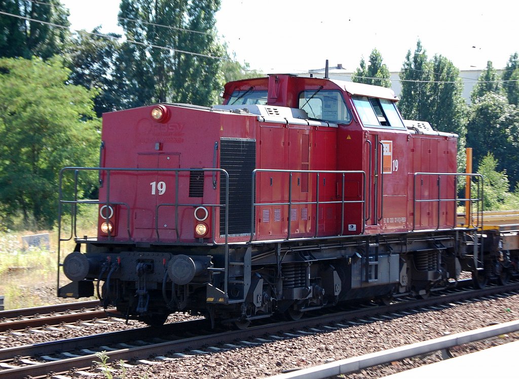 Die einstige PBSV/KUBE CONrail Lok 19 (92 80 1203 121-9 D-ALS, Bj.1971) ist jetzt von Alstom (ALS) an die Fa. BBL verliehen, am 09.07.10 mit niederl�ndischen Schienenlade-Drehgestellflachwagen vom Typ Sps 468 unterwegs Richtung Berlin-Blankenburd, Berlin-Pankow. 