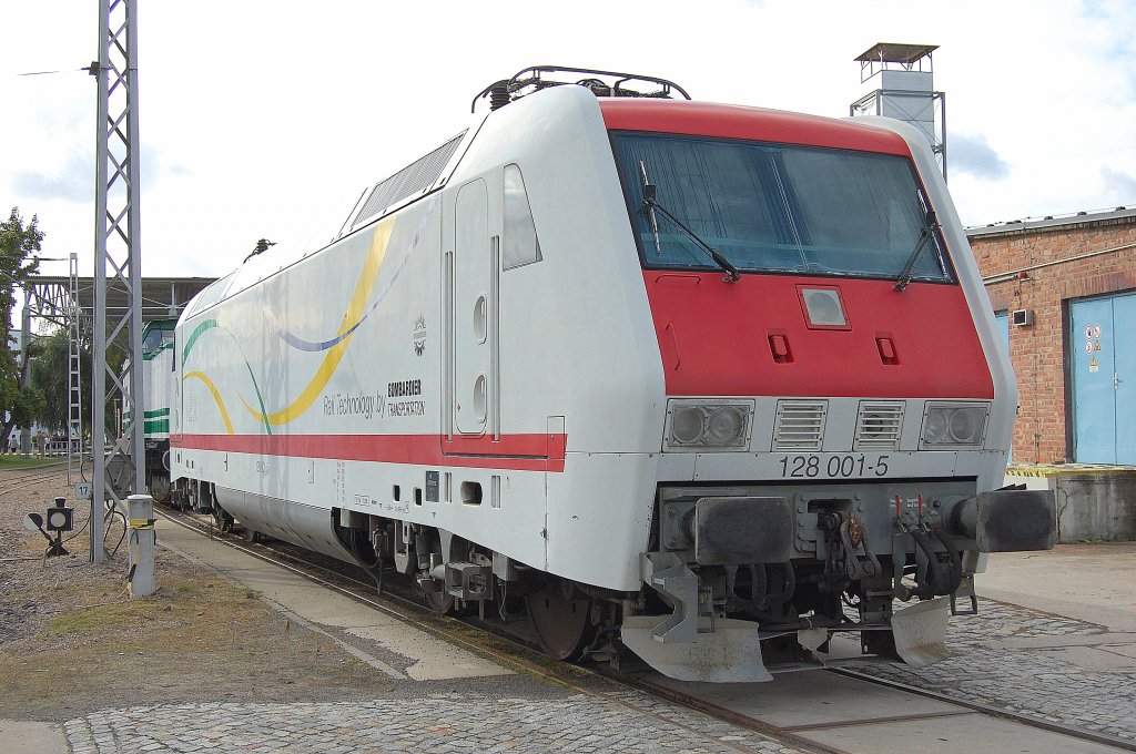 Die einzige ihrer Art und trotzdem der Vorserientyp der die erfolgreiche TRAXX-Familie zur Folge hat, die bei der AEG 1994 hergestellte 128 001-5, die man auch aktuell zu Testzwecken immer noch anmieten kann bei der Bombardier Transportation BT, 18.09.10 auf dem Werksgel�nde Bombardier Hennigsdorf am Tag der offenen T�r.