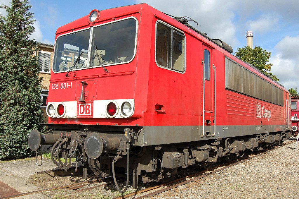 Die erst iher Art war die 1974 als 250 001 gebaute, sp�ter als 155 001-1 bezeichnete schwere G�terzuglok der Baureihe die auch noch aktuell die Vielzahl der G�terdienste in den neuen Bundesl�ndern t�tigt, 155 001-1 ist inzwischen im Museumsbestand des DB Museums in N�rnberg und in Halle stationiert, 18.09.10 Lokparade in Hennigsdorf Bombardier-Werke. 
