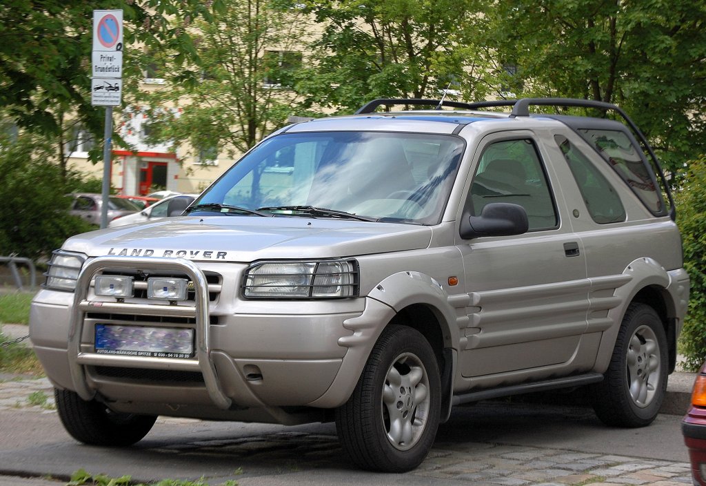 Die erste Version des LAND ROVER FREELANDER gefiel mir deutlich besser, 12.05.09 Berlin-Pankow. 