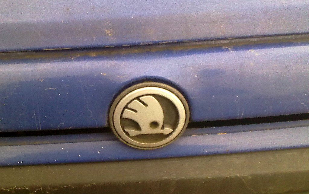 Die etwas �ltere Logo-Variante von SKODA, 11.02.13 Berlin-Pankow. 