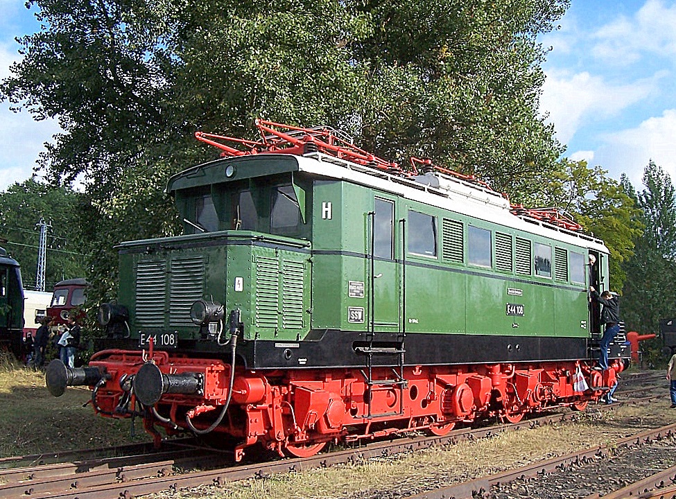 Die ex DR Lok E44 108 (KM, Bj.1939) wird von der BW Halle gepflegt und gehegt, am 30.09.07 beim Eisenbahnfest in Berlin-Sch�neweide gezeigt.