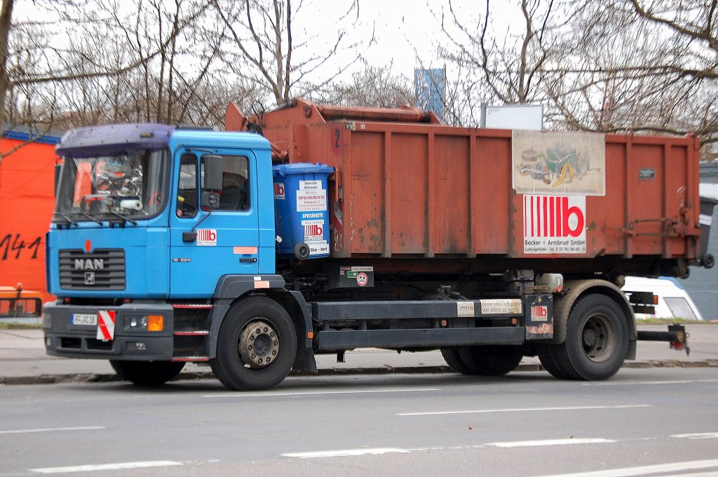 Die Fa. Becker + Armbrust GmbH mit einem MAN 18.224 Abrollkipper, 31.03.11 Berlin Prenzl.Berg. 