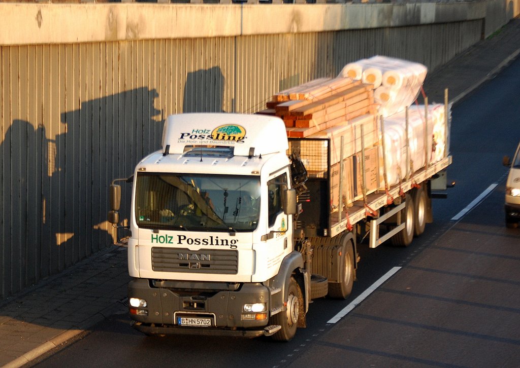 Die Fa. Holz Possling mit einem MAN Sattelzug mit Holz und Baustoffen, 18.10.10 Berliner Stadtautobahn H�he Knobelsdorffstr. 