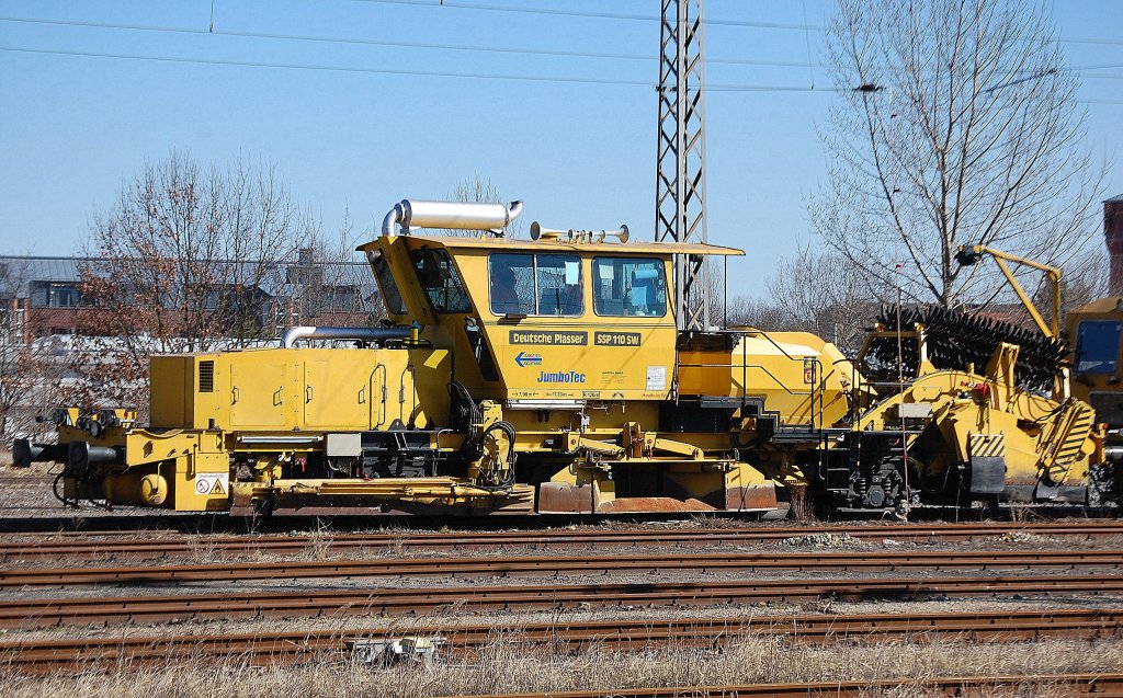 Die Fa. JumboTec hat ihre Schotterplaniermaschine SSP 110 SW (Deutsche Plasser) am Rande des Bhf. Oranienburg, 19.03.11
