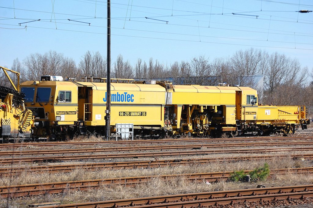 Die Fa. JumboTec mit der Gleistopfmaschine P&T 08-275 UNIMAT 3S am Rande des Bhf. Oranienburg, 19.03.11