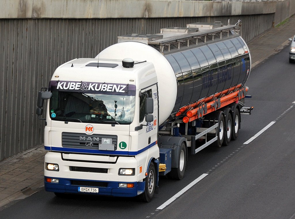 Die Fa. KUBE & KUBENZ mit Man Zugmaschine + Tanksiloauflieger, 21.09.10 Berliner Stadtautobahn H�he Knobelsdorffstr.