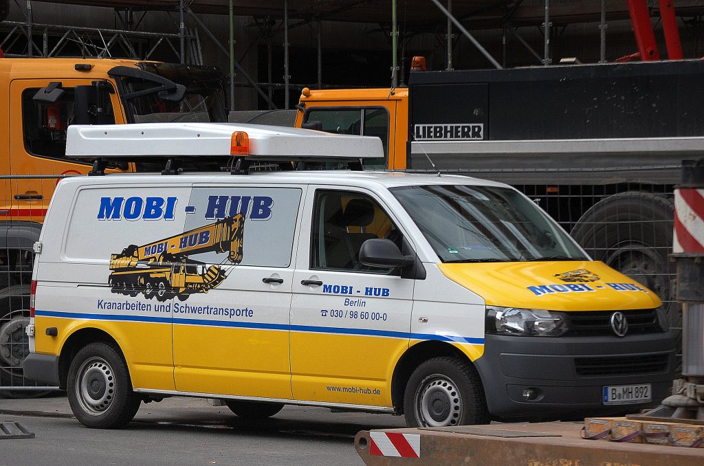 Die Fa. MOBI-HUB mit einem VW-Transporter der auch als Begleitfahrzeug bei den Schwer- und Krantransporten zum Einsatz kommt, 02.04.12 Berlin-Pankow.