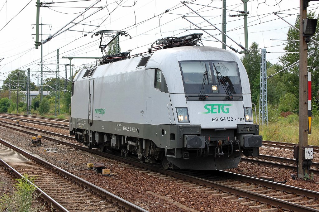 Die von der Fa. Raildox von der Fa. HUPAC geliehene ES 64 U2-101 (91 80 6182 601-5 D-HUPAC, Siemens, Bj.2001) in hellgrau mit SETG-Logo auf Leerfahrt durch Bhf. Flughafen Berlin-Sch�nefeld, 05.08.10 