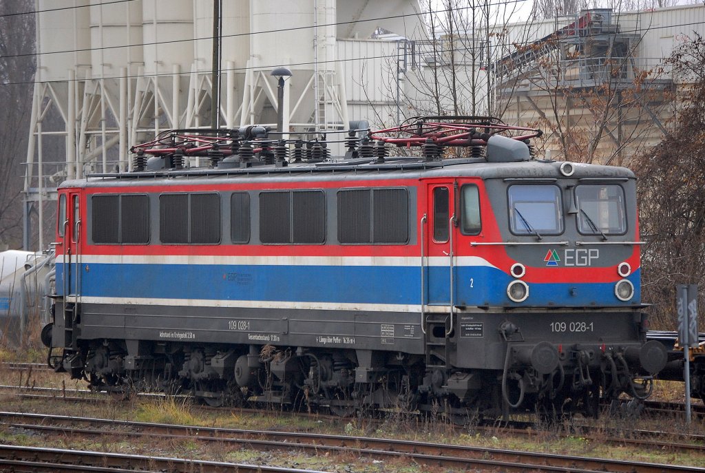Die farbenpr�chtige EGP 109 028-1 (91 80 6109 028-1 D-EGP, Bj.1963) am 10.12.08 Berlin Greifswalder Str.