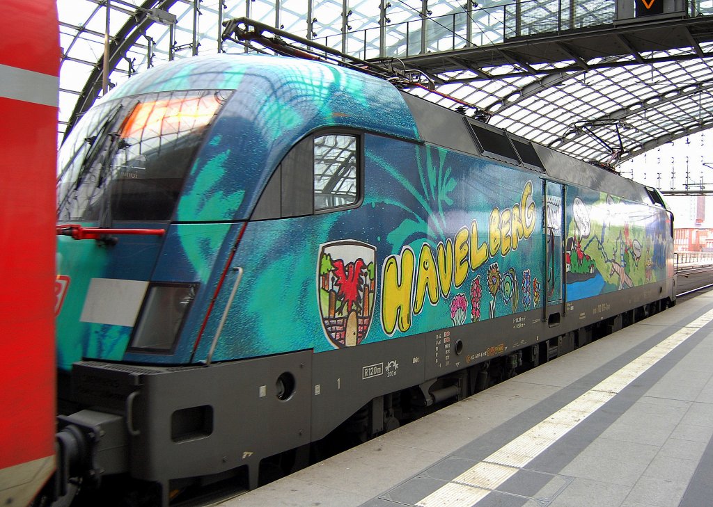 Die farbig gestaltetet 182 013  Havelberg  zur BUGA 2013 als Schublok eines RE1 nach Brandenburg Hbf., 03.02.13 Berlin Hbf.