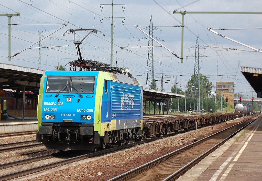 Die farbige MRCE Lok ES64F4-205/EU45-205 6 189 205-8 der PKP Cargo mit einem ganz schwach beladenen Container- und Taschenwagenzug am 14.06.12 Bhf. Flughafen Berlin-Sch�nefeld. 