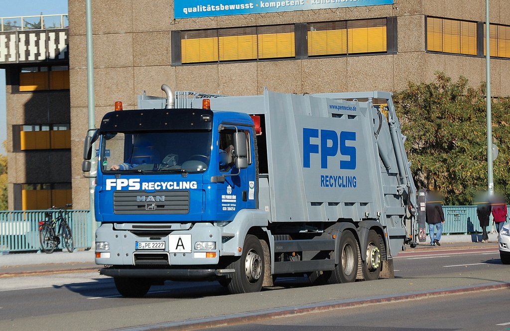 Die FPS Recycling mit einem MAN M�llentsorgungsfahrzeug am 18.10.12 Berlin-Putlitzbr�cke.