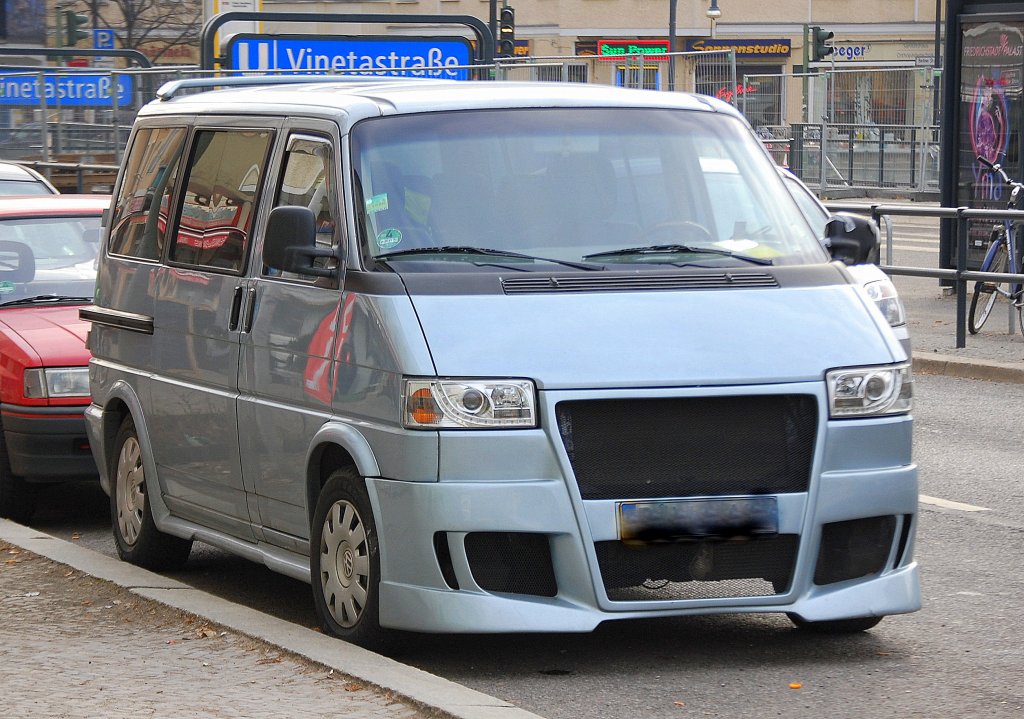 Die Frontseite lie� mir keine Ruhe, ich konnte diesen kleinen Transporter nicht einordnen, des R�tsels L�sung am Heck, ein VW Cravelle GL mit interessantem Frontumbau bzw. -aufbau, 16.02.11 Berlin-Pankow.