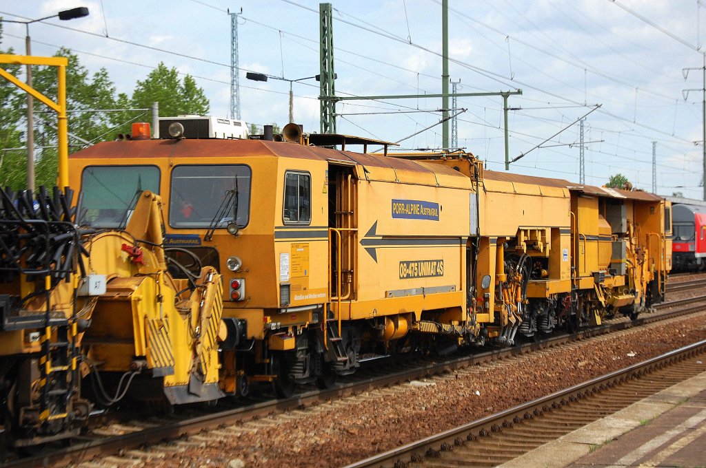 Die Gleisstopfmaschine P&T 08-475 UNIMAT 4S der �sterreichischen Fa. POOR-ALPINE AUSTRIA RAIL am 10.05.12 Bhf. Flughafen Berlin-Sch�nefeld. 
