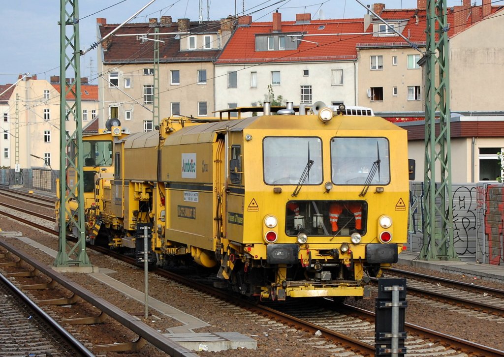 Die Gleistopfmaschine P&T 08-275 UNIMAT 3S + Schotterplaniermaschine Typ? der Gleisbaufirma JumboTec GmbH Richtung Berliner Westhafen am 27.09.08 Berlin Wedding.
