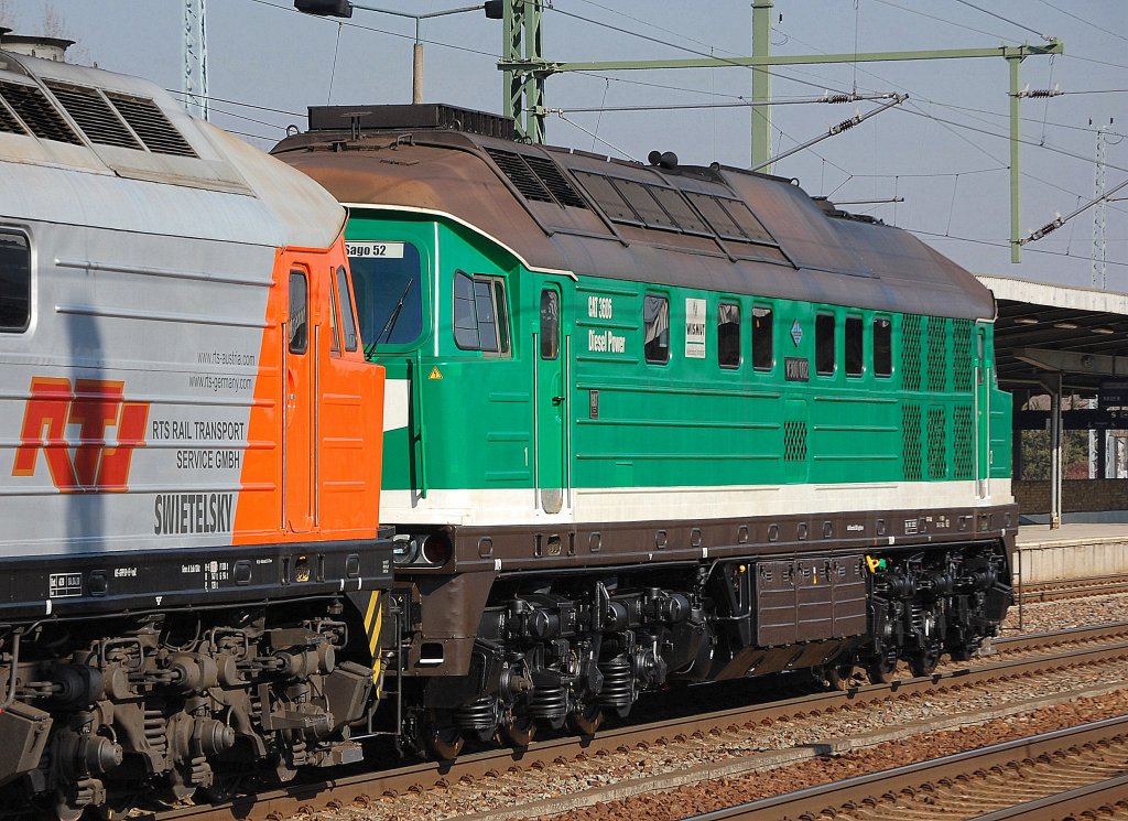 Die gr�ne Ludmilla V300 002 (Lugansk Bj.1976, ex DB 232 405 mit CAT Motor) der Wismut GmbH wird am 01.03.11 von der CFL Cargo lok 1506 �berf�hrt, 01.03.11 Bhf. Flughafen Berlin-Sch�nefeld.