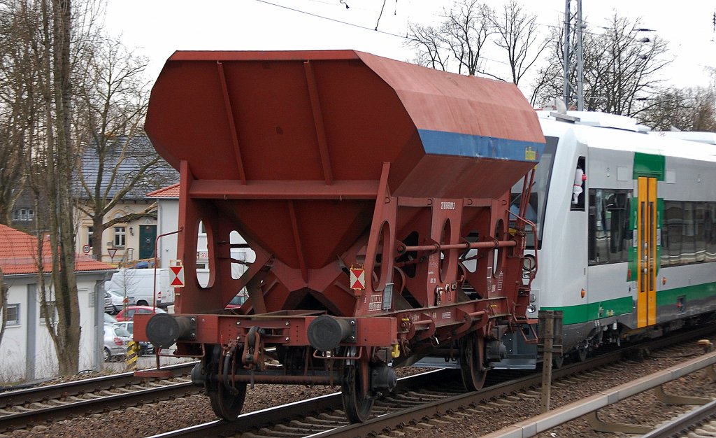 Die G�terwagen der ehemaligen imoTrans sind inzwischen wohl haupts�chlich bei der Potsdamer EGP im Ensatz, hier noch mit altem Firmenlogo (Blaues Band) ein offener Sch�ttgutwagen vom Typ Fcs mit der Nr. 27 80 6450 109 3 bei einem �berf�hrungszug eines RegioShuttle am 10.04.12 Berlin-Karow.