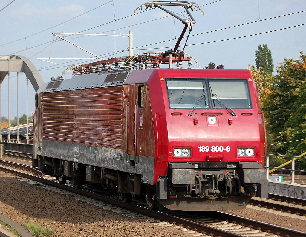 Die hat mich echt �berrascht, eine farblich mir v�llig fremde Lok, in einem dunkelrotem Ton und siehe da auch noch eine 189�r, es ist eine von den sehr wenigen in Privatbesitz befindlichen 189�r die nicht zur riesigen Flotte der MRCE Dispoloks geh�rt, sie geh�rt der Fa. MTEG, die 189 800-6 (91 80 6189 800-6 D-MTEG, Siemens Bj.2008) auf dem Weg in die Berliner Innenstadt kurz nach 15:00 Berlin-Pankow, 06.10.10