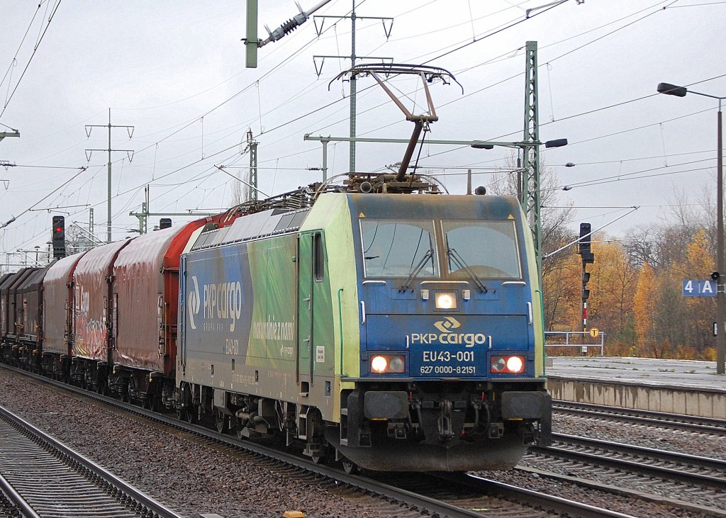 Die hat mir noch gefehlt, PKP-CARGO Lok EU43-001 (91 51 627 0000-8 PL-PKPC/ E 186 126) mit einem kurzen G�terzug Coiltransportwagen (Teloskopdach- u. Schiebeplanenwagen) am 08.11.10 Bhf. Berlin-Sch�nefeld Flughafen. 