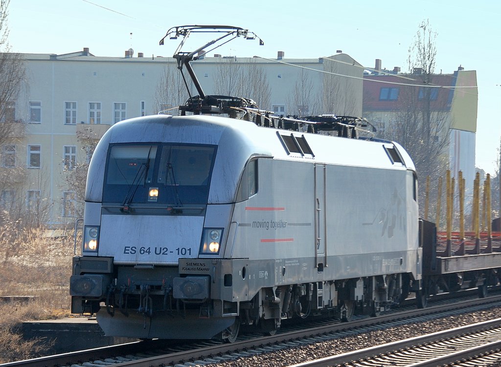 Die von Hupac an die Fa. Raildox verliehene ES 64 U2-101 (Siemens Bj. 2001) mit einem Leerzug Drehgestellflachwagen f�r Holztransporte Richtung Berlin Blankenburg, 09.03.10 Berlin-Pankow.