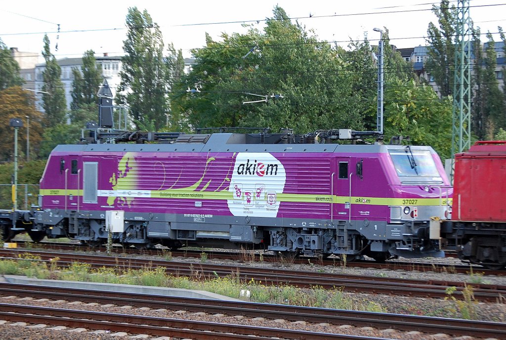 Die InnoTrans 2010 steckt mitten in den Vorbereitungen, allerdings werden die Messefahrzeuge nur am Gbf. Berlin-Moabit rangiert und nicht wie vor zwei jahren dort zwischenzeitlich abgestellt (schade). Hier f�r die Fa. Alstom eine ihrer Mehrsystem-Eletrolokomotiven vom Typ Prima EL3U der Tochtergesellschaft akiem der SNCF, die wie MRCE, Lokpool u. AlphaTrains Loks an die Bahnlogistiker vermietet. Zur Messe bereitgestellt wird die Lok 37027 in interessanter Farbgebung. Hier wird sie gerade von 298 334-4 zum Messegel�nde gebracht, 17.09.10 Berlin-Beusselstr.