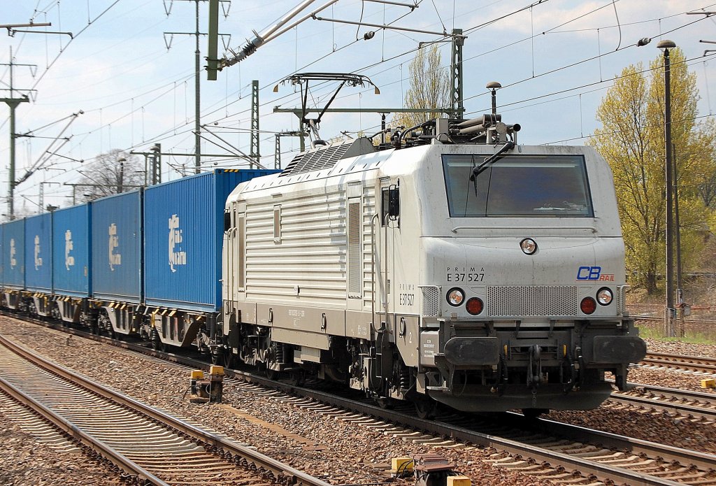 Die von ITL angemietete franz�sische CBRail Lok E 37 527 (91 87 0037 527-5 F-CBR, Alstom Bj.2009) mit Containerganzzug  Blaue Wand  am 16.04.11 Bhf. Flughafen Berlin-Sch�nefeld.