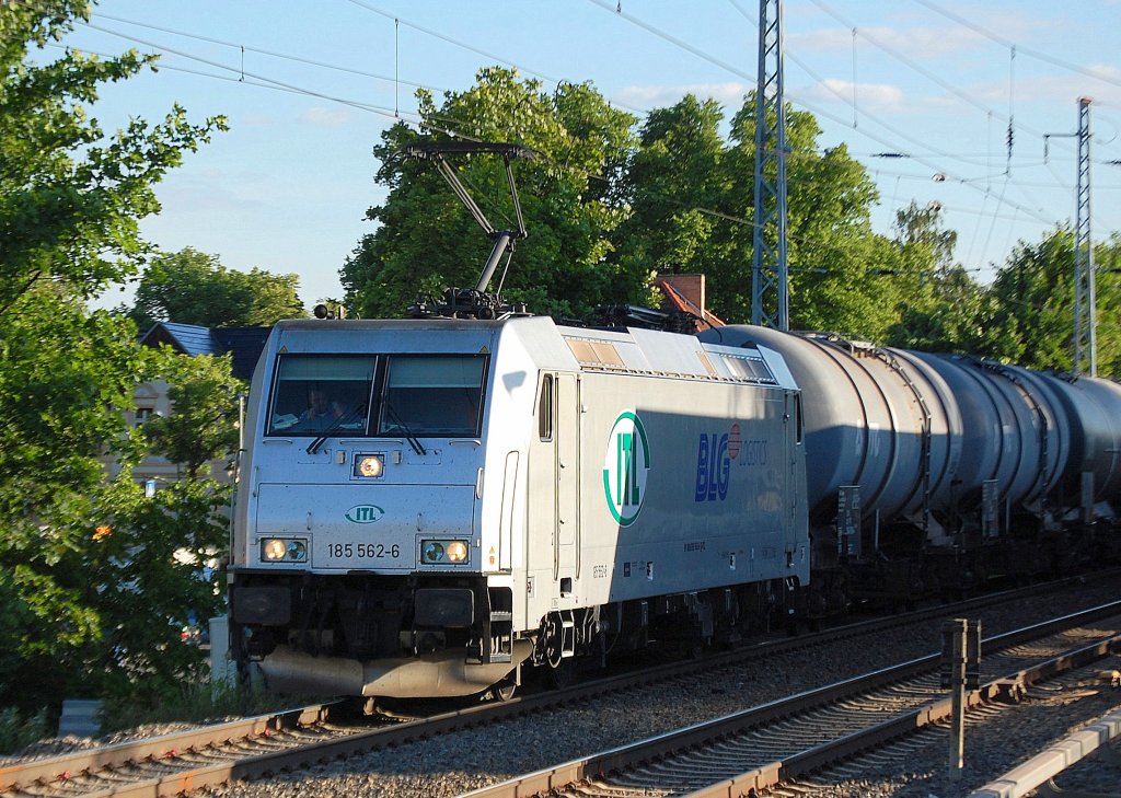 Die ITL geh�rende 185 562-6 (Bj. 2005) mit einem Leerzug Kesselwagen �ber Bernau Richtung Schwedt unterwegs,am Abend des 16.06.10 Berlin-Karow.  