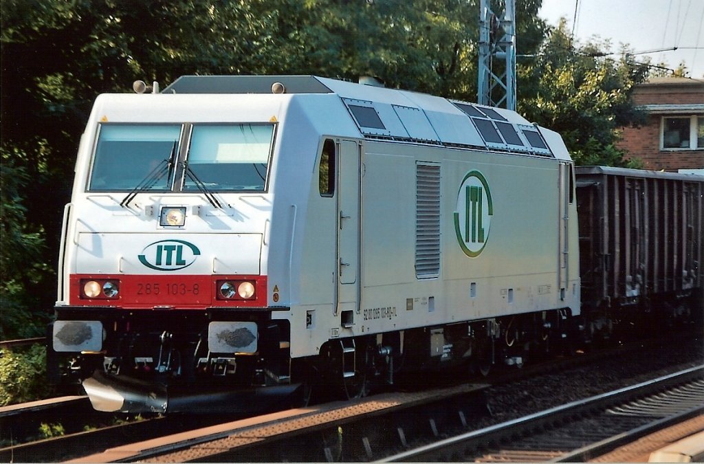 Die ITL Lok 285 103-8 (92 80 1285 103-8 D-ITL) am 26.08.08 mit offenen G�terwagen Richtung Basdorf in Berlin-Karow.