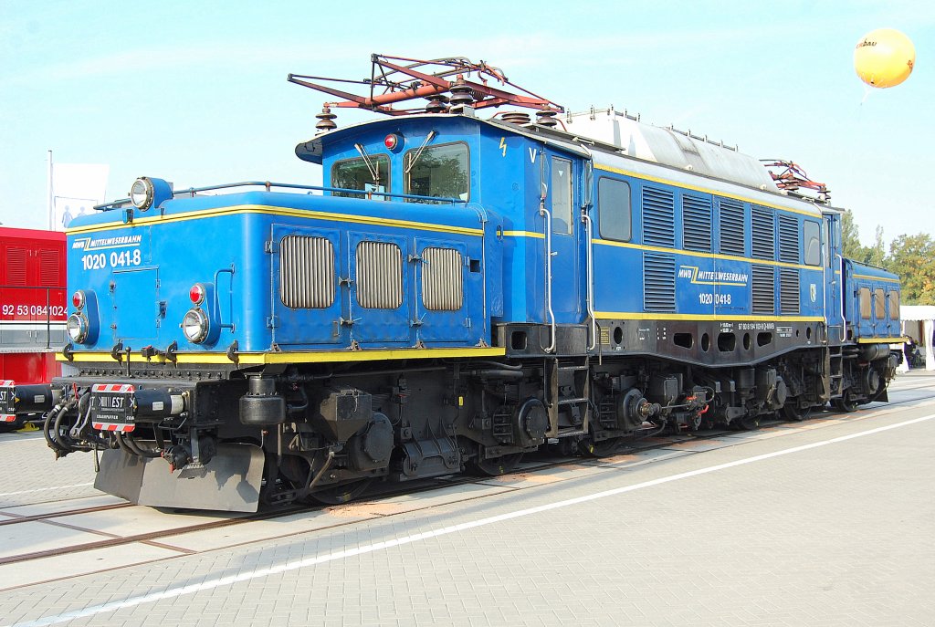 Die kam hier und da auch schon durch Berlin, nun kann ich sie auf der InnoTrans mal ablichten, das blaue MWB Krokodil 1020 041-8 (97 80 8 194 103-8 D-MWB, AEG Bj.1943), 23.09.10