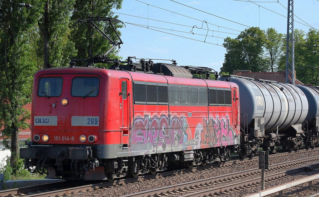Die leider stark beschmierte RBH 269/151 014-8 (Krupp Bj.1973) mit Kesselwagenzug Richtung Bernau, 06.06.13 Berlin-Karow.