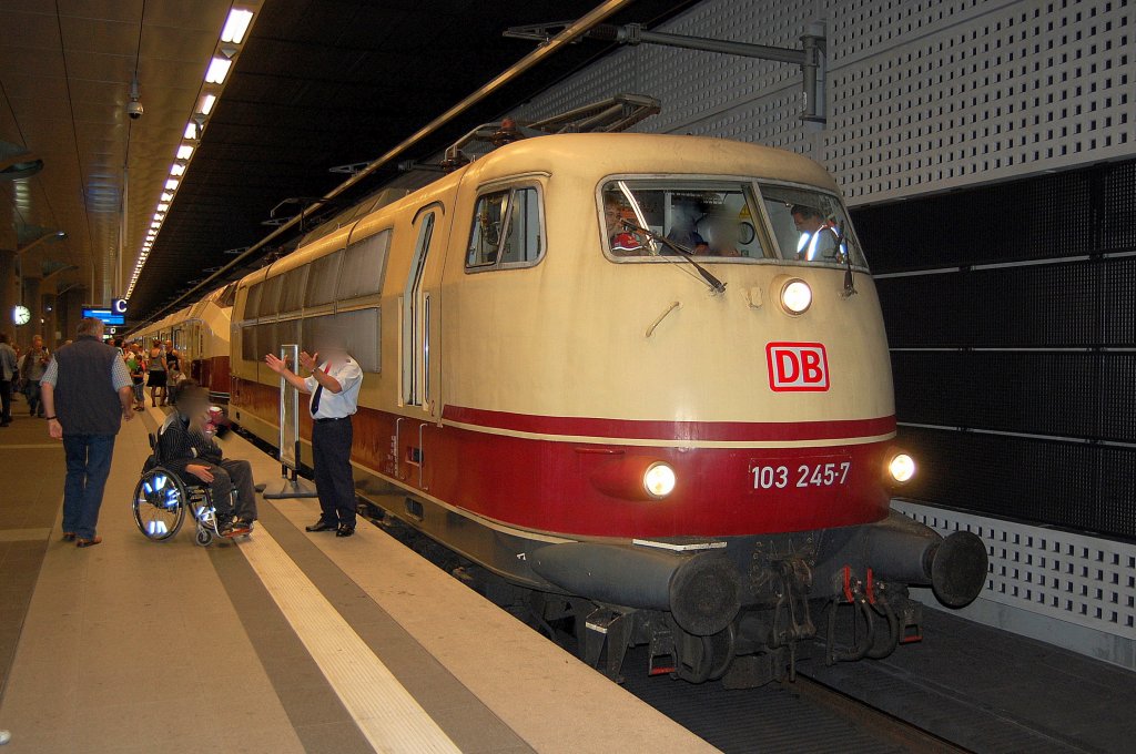 Die letztgebaute (Bj.1974) und noch regul�r im Fernverkehr (DB Fernverkehr M�nchen) eingesetzte 103�r der DB ist die allbekannte 103 245-7, auch diese Lok ist zum f�nfj�hrigen Geburtstag des Berliner Hauptbahnhof zu besichtigen, 21.05.11 