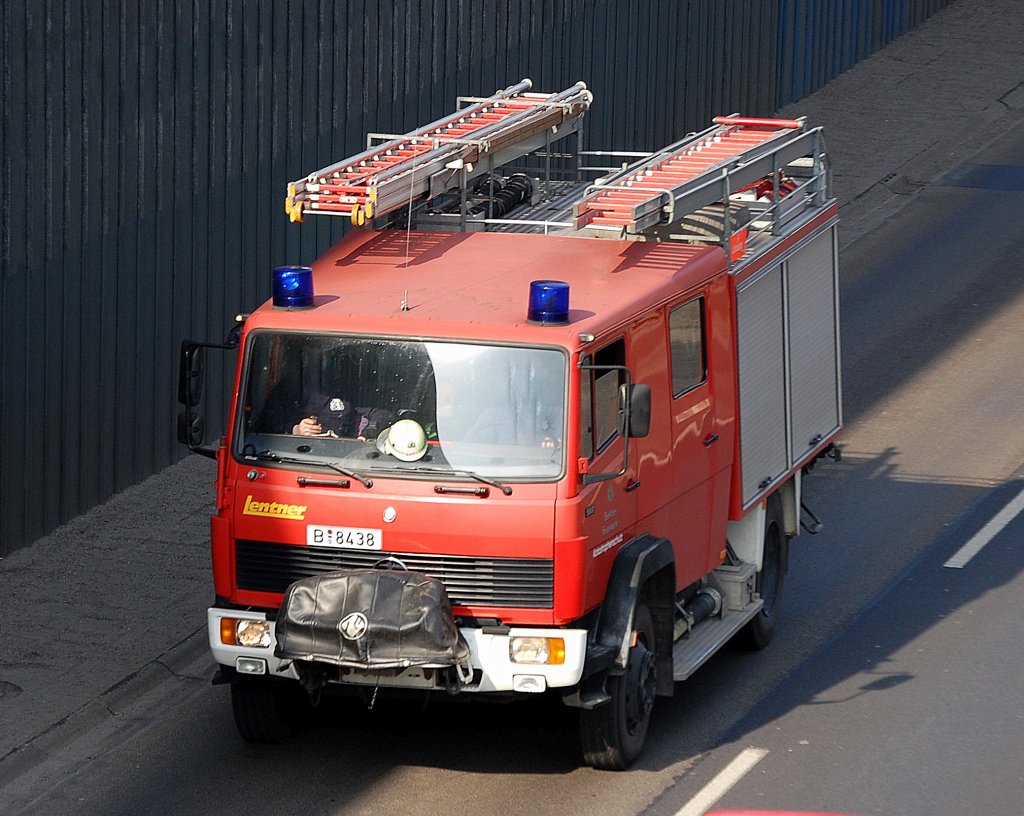Die L�schfahrzeuge mit der Bezeichnung LF 16 Z/TS vom Typ MB 9.17 AF/36 der Berliner Feuerwehr die inzwischen alle dem �bergeordneten Katastrophenschutz zugeordnet werden sind �ber alle Feuerwehrwachen in Berlin verteilt, 18.03.10 Berliner Stadtautobahn H�he Knobelsdorffstr.