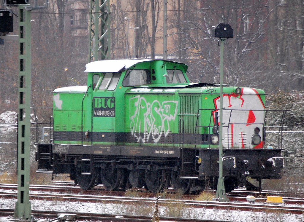 Die Lok V 60-BUG-05 (98 80 3345 261-2 D-BUG) abgestellt am ehemaligen Gbf. Berlin-Moabit beim ersten Schnee des Jahres 2010, der auch ein wenig liegen blieb, 26.11.10