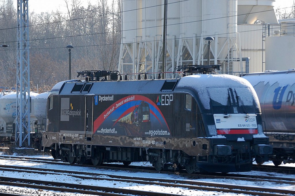 Die meisten Baustellen in Berlin haben Winterzwanspause, kaum Zementverbrauch daher im Zementwerk Berlin Greifswalder Str. und auch EGP (MRCE-Dispo) ES 64 U2-002 steht winterlich pausierend und wartet auf mildere Tage, 06.02.12 