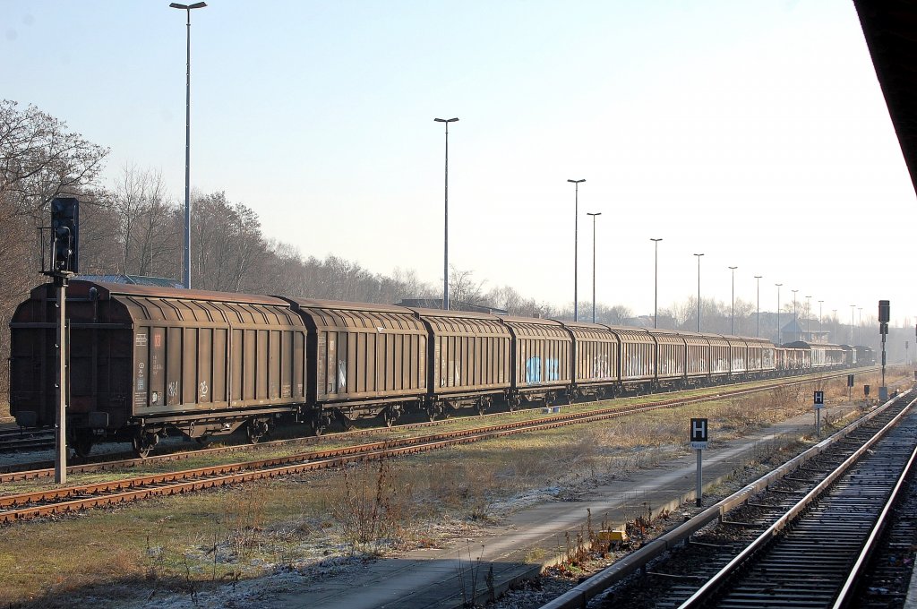 Die Misere der DB zeigt sich auch in Berlin anhand von einer immer gr��eren Anzahl von G�terwagen die nutzlos auf abseitsliegenden Gleisen und Nebenstrecken abgestellt werden und nur noch brauchbare Ziele f�r die gro�e Scharr Graffitischmierer in Berlin sind, so stehen nicht nur am Rande des S-Bhf Berlin Tempelhof oder Berlin Neuk�lln sondern auch im Norden in Berlin Sch�nholz eine gr��ere Anzahl DB-G�terwagen nutzlos schon seit Monaten rum, da ich ja auch viele LKW Bilder hier einstelle habe ich schon einen gewissen �berblick dar�ber das in den vergangenen zwei Jahren der G�terverkehr auf den Autobahn enorm zugenommen hat, aus Sicht des Umwelt- und Klimachutzes eine fatale und v�llig hirnrissige Entwicklung, bleibt weiterhin die Frage offen, warum der G�terbahnverkehr proportional abgenommen hat bis auf Containertransporte, 29.01.11 